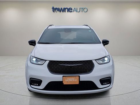 Used 2024 Chrysler Pacifica Premium image 8