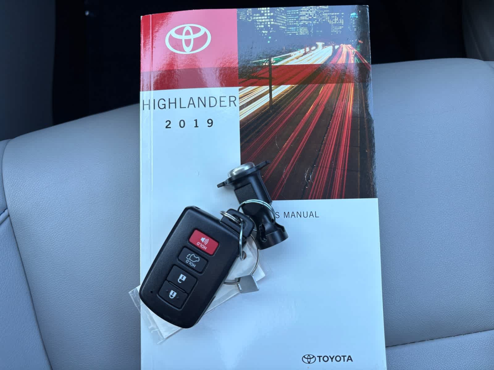 Used 2019 Toyota Highlander XLE AWD/4WD image 14
