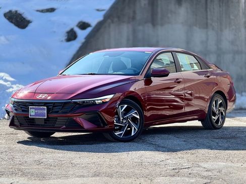 Used 2025 Hyundai Elantra SEL image 1