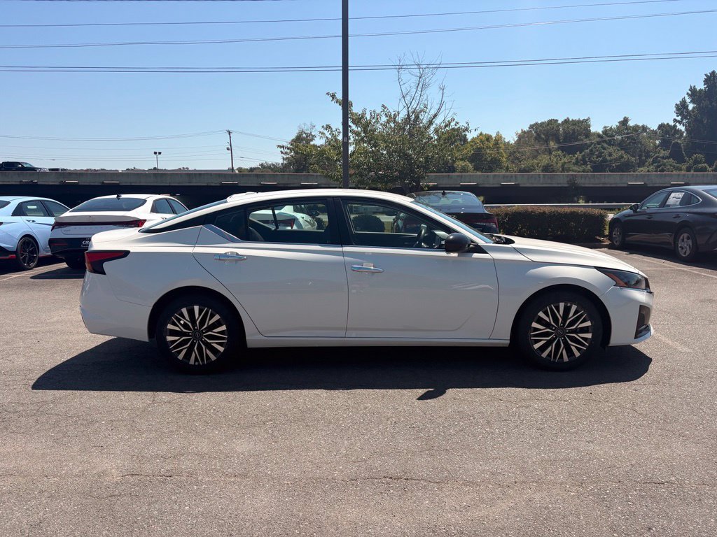 Used 2025 Nissan Altima 2.5 SV FWD image 8
