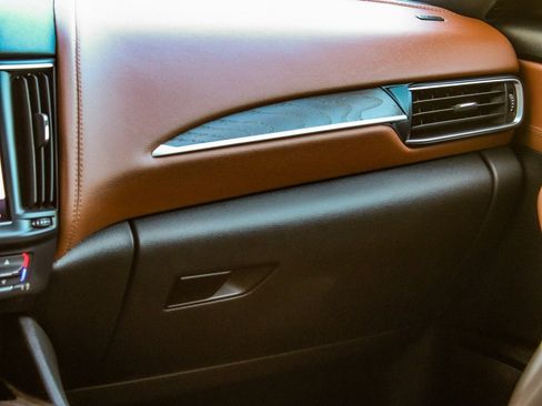 Used 2021 Maserati Levante image 17