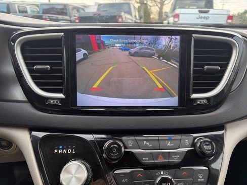 Used 2024 Chrysler Pacifica Touring-L image 17