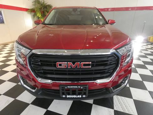 Used 2024 GMC Terrain SLE image 2