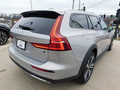 Certified 2024 Volvo V60 B5 Cross Country Plus image 6