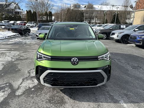 Certified 2025 Volkswagen Taos SE w/ Panoramic Sunroof Package image 3