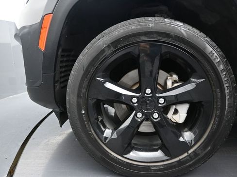 Used 2023 Jeep Grand Cherokee Limited w/ Black Appearance Package image 15