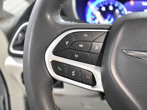 Used 2023 Chrysler Pacifica Touring-L FWD image 15