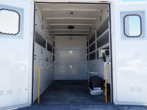 Used 2015 Ford F550 2WD Regular Cab Super Duty image 44