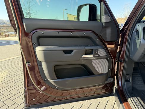 Certified 2024 Land Rover Defender 130 X-Dynamic SE image 19