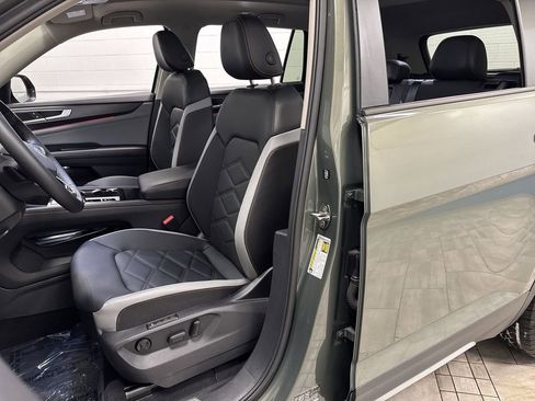 Used 2024 Volkswagen Atlas Peak Edition SEL image 4