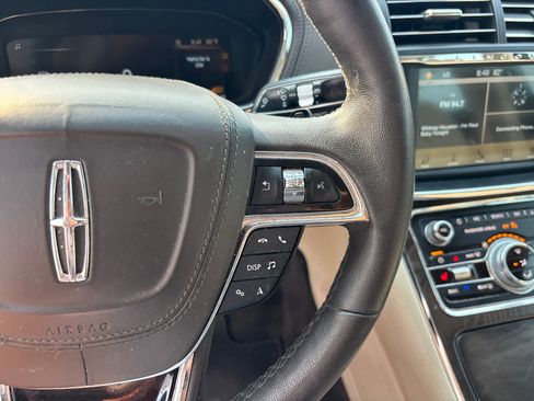 Used 2017 Lincoln Continental Premiere FWD image 18