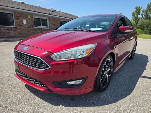 Used 2015 Ford Focus SE w/ SE Sport Package FWD image 1