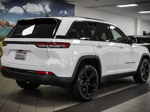 Used 2023 Jeep Grand Cherokee Altitude image 6