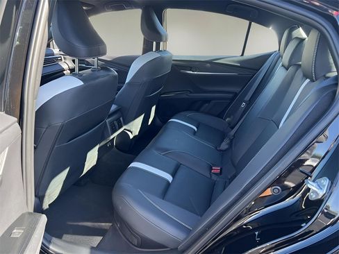 Certified 2025 Toyota Camry Hybrid image 11