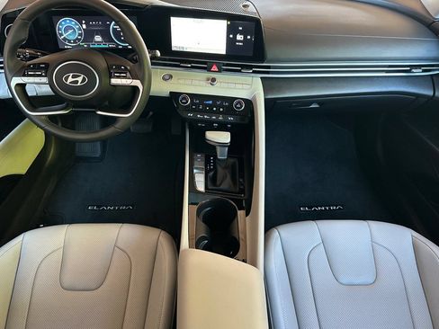 Used 2025 Hyundai Elantra Limited FWD image 17