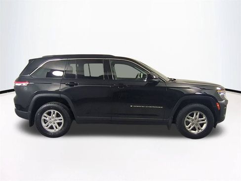 Used 2025 Jeep Grand Cherokee Laredo w/ Luxury Tech Group I AWD/4WD image 4