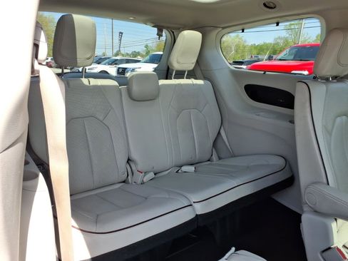 Used 2020 Chrysler Pacifica Limited image 11