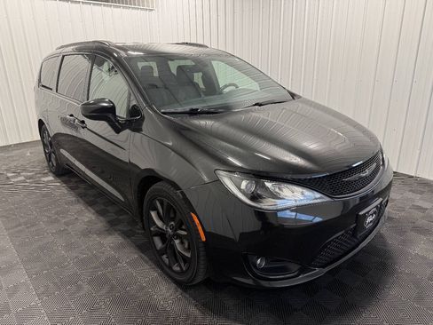 Used 2018 Chrysler Pacifica Touring-L Plus w/ S Appearance Package FWD image 2