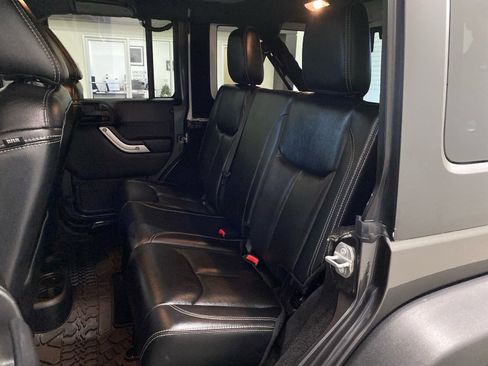 Used 2017 Jeep Wrangler Unlimited Rubicon image 9