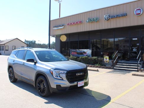 Used 2023 GMC Terrain SLE w/ Driver Convenience Package image 4