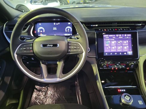 New 2025 Jeep Grand Cherokee L Altitude image 4