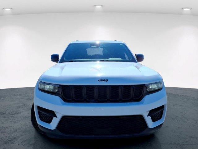 Used 2023 Jeep Grand Cherokee Altitude AWD/4WD image 4