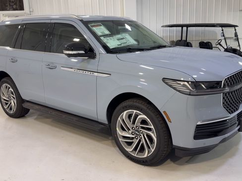 New 2026 Lincoln Navigator Premiere AWD/4WD image 3