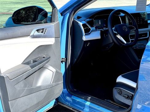 Certified 2025 Volkswagen Taos SE image 11