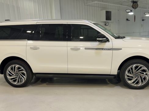 New 2026 Lincoln Navigator L Premier AWD/4WD image 2