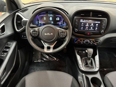 Used 2025 Kia Soul LX w/ LX Technology Package FWD image 32