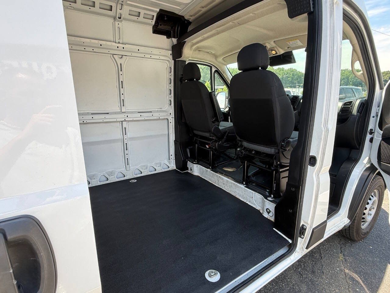 Used 2025 RAM ProMaster 2500 w/ Convenience Group FWD image 13