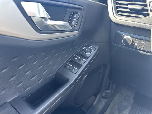 Used 2020 Ford Escape SE image 24