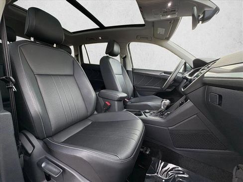 Used 2023 Volkswagen Tiguan SE w/ Panoramic Sunroof Package image 23