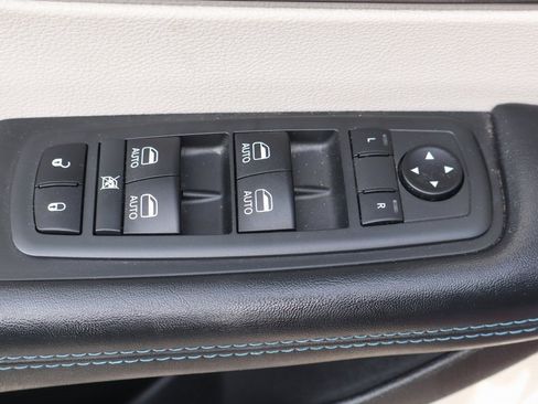 Used 2021 Chrysler Pacifica Touring-L w/ Uconnect Theater Family Group image 16