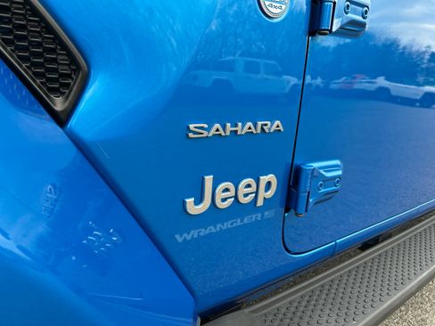 Used 2023 Jeep Wrangler Unlimited Sahara w/ Cold Weather Group AWD/4WD image 17