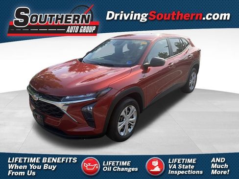 Used 2024 Chevrolet Trax LS w/ Driver Confidence Package FWD image 1