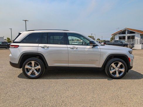 Used 2022 Jeep Grand Cherokee Limited image 3
