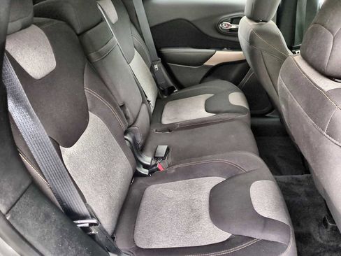 Used 2018 Jeep Cherokee Latitude w/ Cold Weather Group image 20