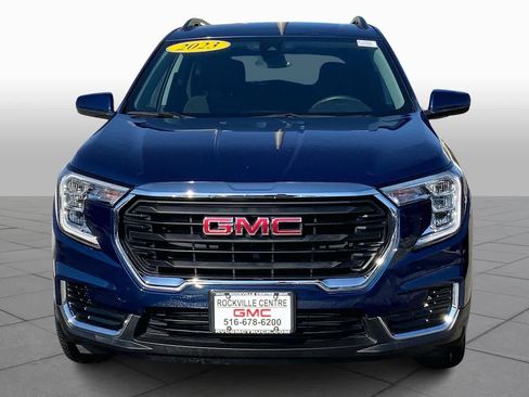 Used 2023 GMC Terrain SLE w/ Driver Convenience Package image 4
