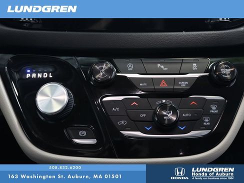 Used 2018 Chrysler Pacifica Touring-L FWD image 25
