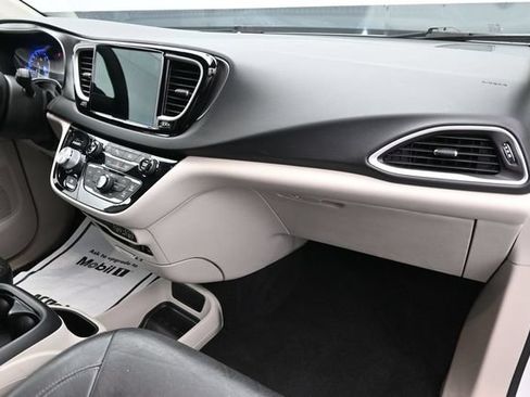 Used 2022 Chrysler Pacifica Touring-L FWD image 31