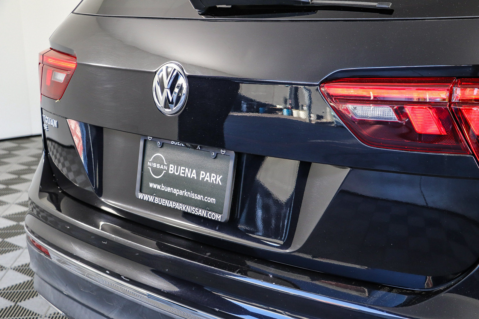Used 2021 Volkswagen Tiguan SE w/ Panoramic Sunroof Package FWD image 10
