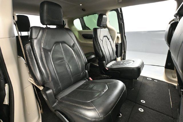 Used 2020 Chrysler Pacifica Touring-L FWD image 31