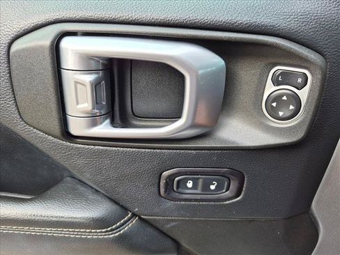 Used 2019 Jeep Wrangler Unlimited Sahara AWD/4WD image 13