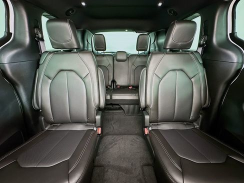 New 2027 Chrysler Pacifica Select FWD image 10