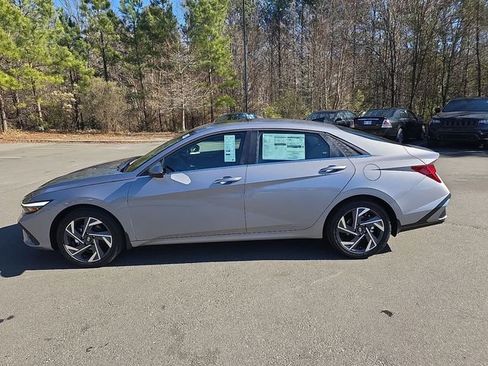 New 2026 Hyundai Elantra Limited FWD image 17