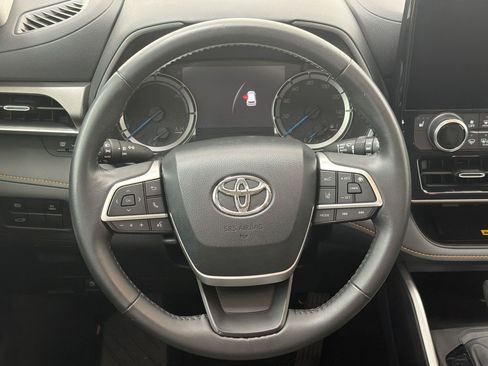 Used 2023 Toyota Highlander Bronze Edition FWD image 11