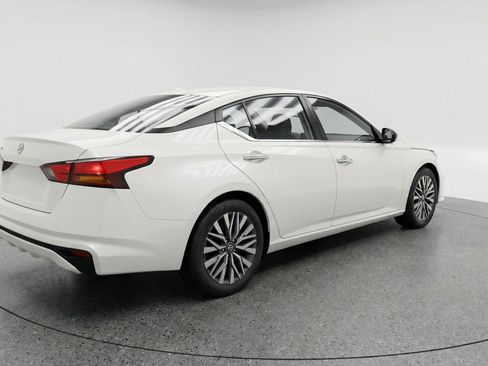 Used 2025 Nissan Altima 2.5 SV FWD image 9