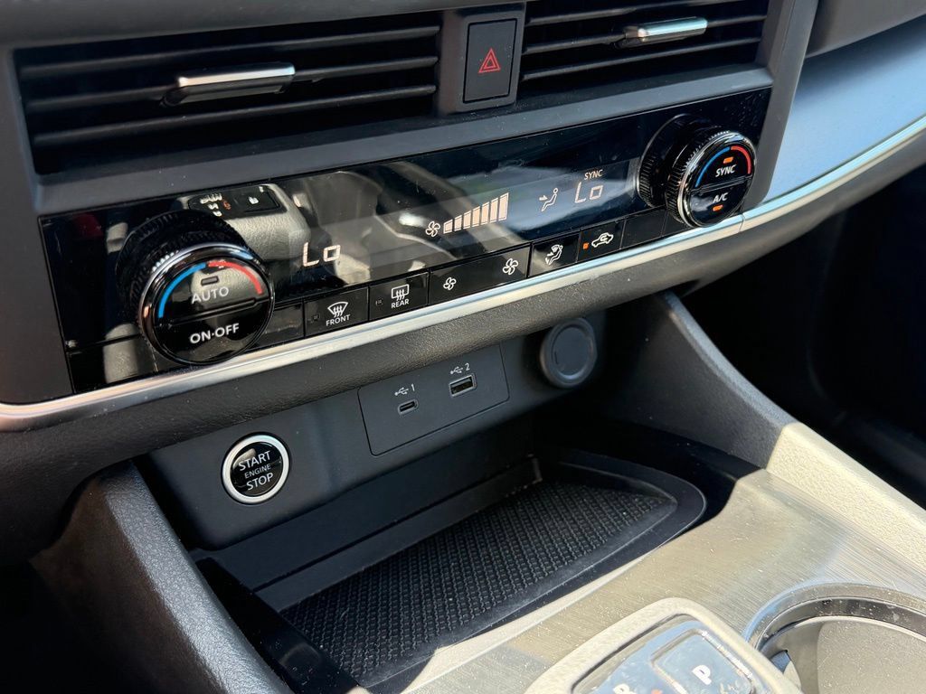 Used 2023 Nissan Rogue SV FWD image 18
