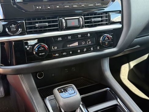Used 2025 Nissan Pathfinder SL AWD/4WD image 19